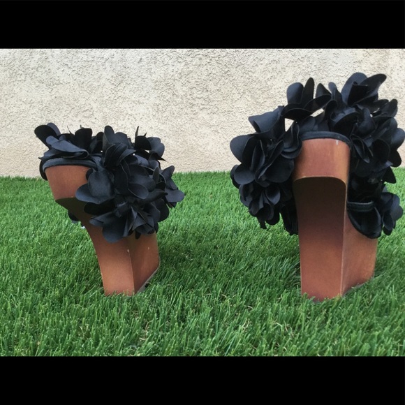 Never Been Worn Flowery High Heel Wedge no heel - Picture 5 of 5